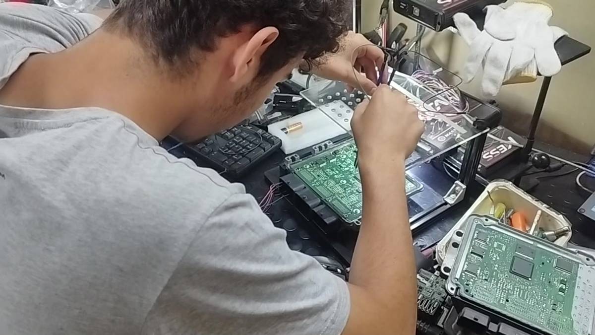 Técnico de eletrónica na bancada