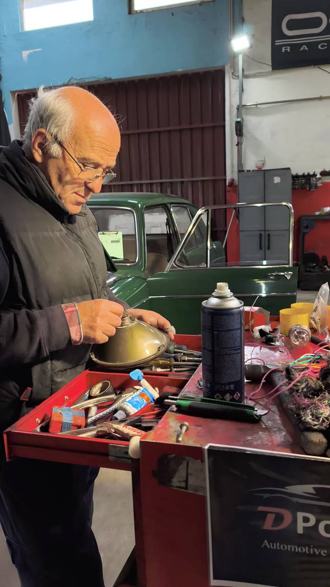 Mecânico da DPOWER a trabalhar num clássico