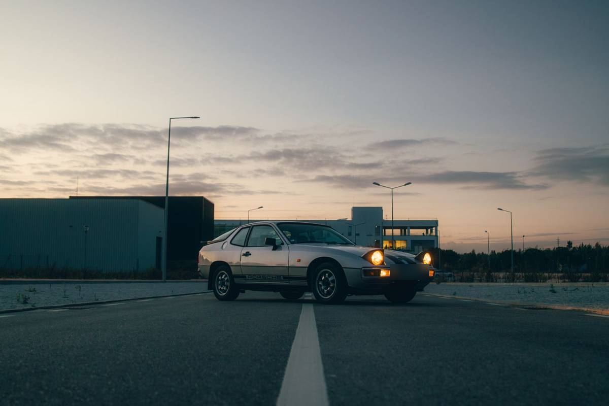 Porsche 924 ao pôr do sol